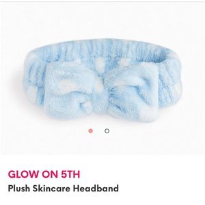 GLOW ON 5TH Blue & White
Plush Skincare Headband
